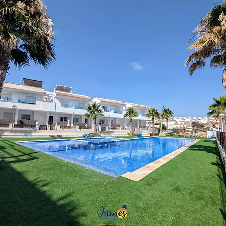 Modern 3 Bedroom Townhouse With Communal Pool Lb24 Nyaraló *
