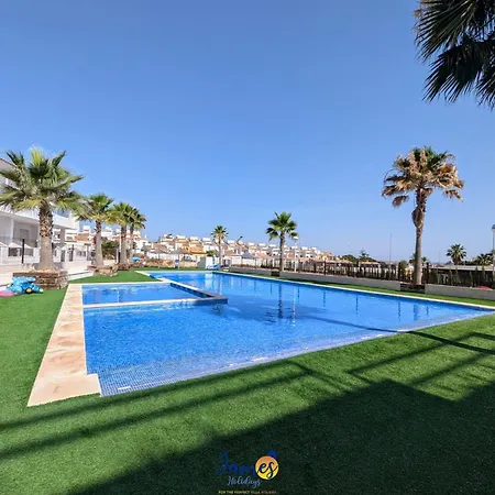 Nyaraló Modern 3 Bedroom Townhouse With Communal Pool Lb24