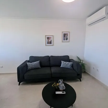 Prázdninový dům Modern 3 Bedroom Townhouse With Communal Pool Lb24 *